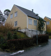 Gatufasad med garage och gavel. Foto från NNV. 
SAK01006 Sthlm, Sätra, Alsätra 18, Alsätravägen 174, 
