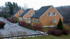 Gatufasader och gavlar. Mellan de två närmsta husen en gemensam garagebyggand. Foto från VNV
SAK01004 Sthlm, Sätra, Brunnsätra 17,16,15, Sätragårdsväg 251,253,255,