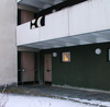 Det främre huset. Gårdsfasad, entréer till lägenhet och trapphus. Foto från N. 
SAK01128 Sthlm, Sätra, Björnsätra 1, Kungssätravägen 8,10,14, 