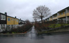 SAK01140_ Sthlm, Sätra, Bredsätra 45-58, Sätragårdsvägen 57-71. Gårdssidorna vänder sig här mot en gångväg. Sydfasaden har balkonger. Foto från öst.

