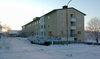 SAK01021 Sthlm, Sätra, Edsätra 1, Bogsätravägen 27,29,. fr NÖ,  

Byggnadens nordöstra del, gavel och fasad mot nordöst. I bakgrunden skymtar tillbyggnaden