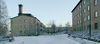 SAK01223 
Stockholm, Sätra, Hjälmsätra 2, Eksätravägen 512-520, 521-561 _fr_nv. Eksätravägen avslutas uppe på höjden med en vändplan, intill denna ligger två byggnader. Här ser vi den ena byggnadens gavel mot nordväst och den andra byggnadens långsida mot nordost. I bakgrunden skymtar en av gårdsbildningarna. 
