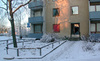 SAK01228 
Stockholm, Sätra, Hjälmsätra 2, Eksätravägen 521_fr_sv. Fasad mot sydväst med entréparti på ett av husen uppe på höjden. 
