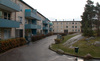 SAK01249
_Stockholm, Sätra, Hållsätra 8, Hållsätrabacken 9-27 fr nv. 

Byggnaderna i området är förlagda kring en kuperad inre gård, längs husfasaderna leder en entrégata. Vy från nordväst. 

