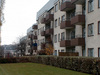 SAK01255
Stockholm, Sätra, Hållsätra 6, Lövsätragränd 31-53. Balkongsida. Byggnaderna ligger lite förskjutna gentemot varandra. Foto från ost.