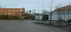 Västra förplatsen med vårdcentralen/apoteket och centrumanläggningen. Notera den strikta trädplanteringen till höger. Foto från SV. 

SAK01153 Sthlm, Sätra, Högsätra 10, Sätra torg 18,20,

