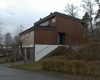 SAK01384 Stockholm, Sätra, Kvicksätra 3, Kråksätrabacken 42, sett fr nordost. Villa med garage i suterrängvåningen. Gavel och gatufasad, foto från nordöst. 



