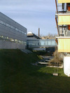 Sätra, Lillsätra 2, Stensätravägen 13.

Det nedsänkta partiet mellan laboratoriebyggnaden och kontorsbyggnaden inrymmer en uteplats. I bakgrunden ser man gångbron mellan byggnaderna. Fotografi från sydöst.