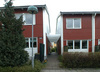 Husens entréer är placerade i de smala gränderna mellan husens gavlar. 

SAK09161 Stockholm, Akalla, Tavastehus 1-78, Tavastehusgatan 2-156, från NV


























