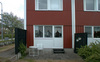 Uteplatserna avskiljs från varandra av brunmålade träplank. 
SAK09159 Stockholm, Akalla, Tavastehus 1-78, Tavastehusgatan 2-156, från NV





























