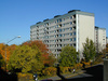 Fasad mot den lilla trädgårdsanläggningen intill centrum. 
SAK00172 Stockholm, Bredäng, Par Bricole 1,2, 1,2 Bredängsvägen 202-248, SW 9910 JST

