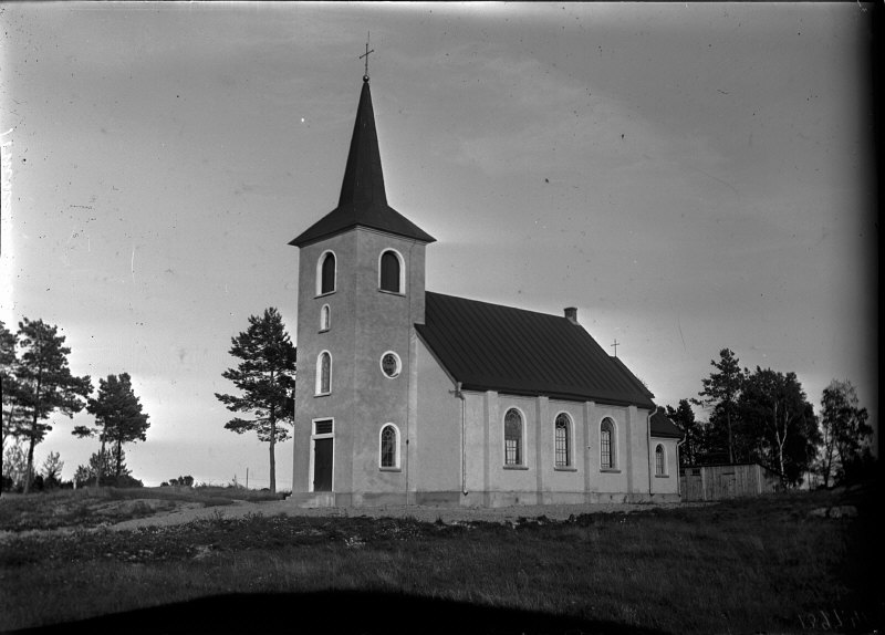 Timmerviks kyrka från sydväst.