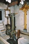 Tornkammare med äldre nummertavla, altarprydnad och trampverk till klockor i Kyrkefalla kyrka. Neg.nr. 03/222:13. JPG.