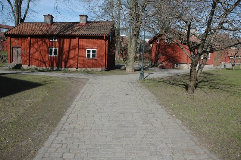Helénsgården i kvarteret Bryggaren i Skövde. Till vänster Helénsstugan, till höger bostadshuset från mitten av 1800-talet.