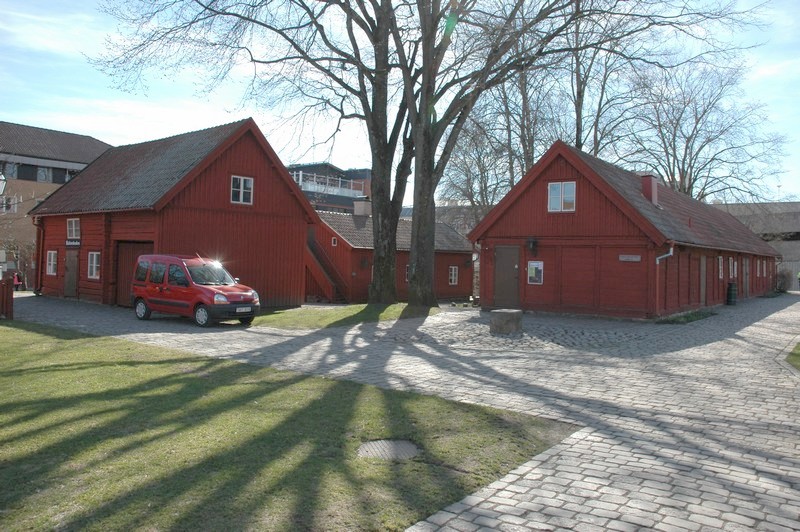 Helénsgården i kvarteret Bryggaren i Skövde. Till vänster portliderbyggnaden, till höger skiftesverkslängan.
