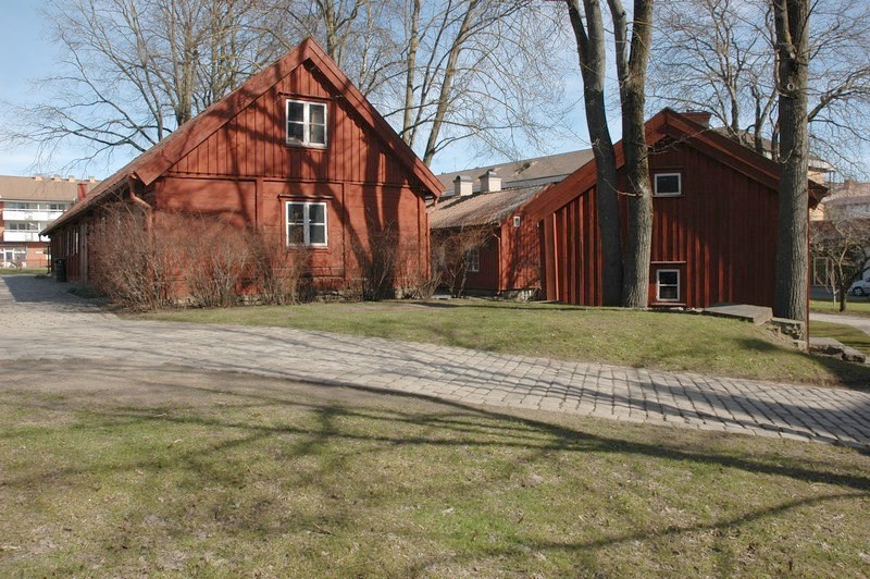 Helénsgården i kvarteret Bryggaren i Skövde. Vy från SV. Till vänster skiftesverkslängan, till höger Helénsstugan.