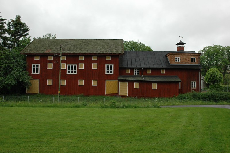 Bengtssonska magasinet, till höger den äldsta delen med torkrian av tegel.