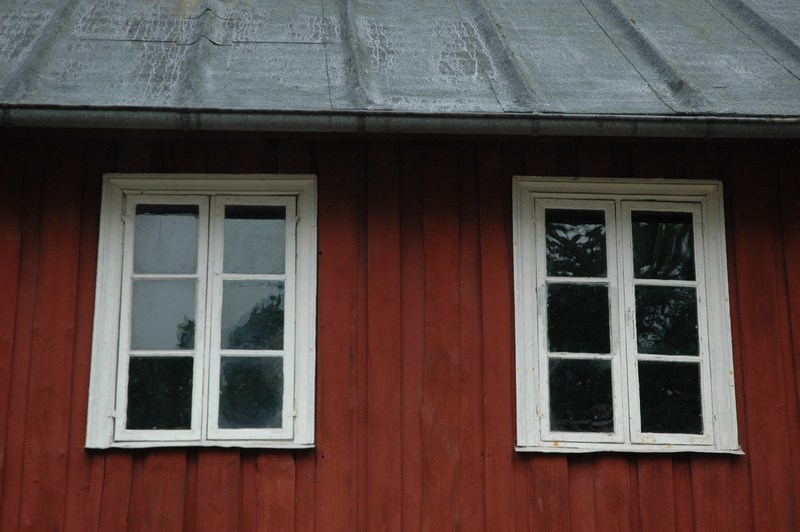 Bengtssonska magasinet, innanför övervåningens fönster i den äldre magasinsbyggnaden har ett rum skärmats av som sannolikt använts som kontor.