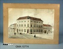 Nybyggnad med tryckeri och redaktion för Göteborgs Handels- och Sjöfarts Tidning (HT). Avbildad av Ludvig Messmann två år efter uppförandet 1874.

Inventarienummer: GMA:10774