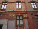 Detalj av Adlers fasad för frukthandlare Mühlenbocks byggnad med magasin och kontor (uppförd 1885). Festongerna med fruktklasar betonar den ursprungliga verksamheten. Handelstidningen tog över hela kvarteret i början av 1900-talet.