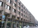 Affärs- och kontorshus med banklokal för Nordea. Fem våningar med indragen takvåning. Fasad med synlig betongkonstruktion och plattor av röd granit. Två ljusgårdar uppbyggda i ett plan. Arkad längs Östra Hamngatan. Byggnaden uppfördes 1972-1975, arkitekter var Tengbom arkitektkontor.