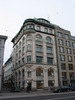 Kontorshus med lager från 1906, efter ritningar av Göteborgsarkitekterna Zetterström & Jonsson. Jugendstilen är påtaglig med välvda smårutsindelade fönster och böljande fönsterposter.