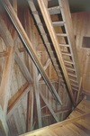 Interiör av fyrtornet med trappa och detalj av stolpverkskonstruktionen