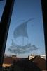 Exempel på de etsade fönstren i trapphuset; här ett vikingaskepp.