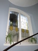Blyinfattade fönster med färgat och pressat glas i trapphus.