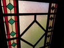 Detalj från trapphusfönster med blyspröjsat, färgat glas.
