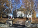 Vedevågs kyrka, exteriör bild av kyrkan och omgivande kyrkotomt. 