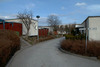 SAK08042 Tensta, Sörgården, Spångakyrkväg, Foto fr V, 2000-04-17, JSTI östligaste Tensta nära gränsen till Rinkeby finns detta stora radhusområde; det enda som man hittar i södra Järva. Området tog 1974 emot det prestigefyllda Ytongpriset. 