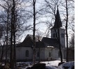 Svartnäs kyrka sedd från nordöst.

Svartnäs kyrka uppfördes 1793-94, men dagens exteriör är i huvudsak resultat av en stor om - och tillbyggnad 1875. Då tillkom koret, sakristian och fasadpanelen. Tornet höjdes.
Digitalfoto Rolf Hammarskiöld