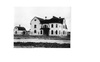 Bild från tidigt 1900-tal av det nybyggda Vindhem. Till vänster liggen den på 1990-talet rivna vaktmästarbostaden.