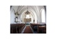 Inredningen visar spår av flera epoker i kyrkans historia: medeltida altarskåp, 
klassicistisk altaruppsats och predikstol, bänkar från 1906. 
