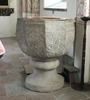Dopfunten av kalksten från 1400-talet är ett av få 
bevarade medeltida föremål i kyrkan. 

