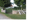 Kyrkogårdens ingång i nordost med dubbla
smidesgrindar och klivstätta.
(KI Hulterstad kyrkog 005)