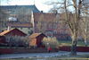 Biskopsgården i Strängnäs med tiondeladan till vänster. 
