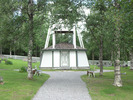 Funäsdalens begravningsplats, Klockstapel, björkar, grusgång och gräsytor.