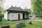 Hede kyrkas kyrkogård, gravkapellets västfasad.

Martin Lagergren & Emelie Petersson, bebyggelseantikvarier vid Jämtlands läns museum.
Inventerade kyrkor i Härnösand stift mellan 2004-2005. De var även fotografer till bilderna. 