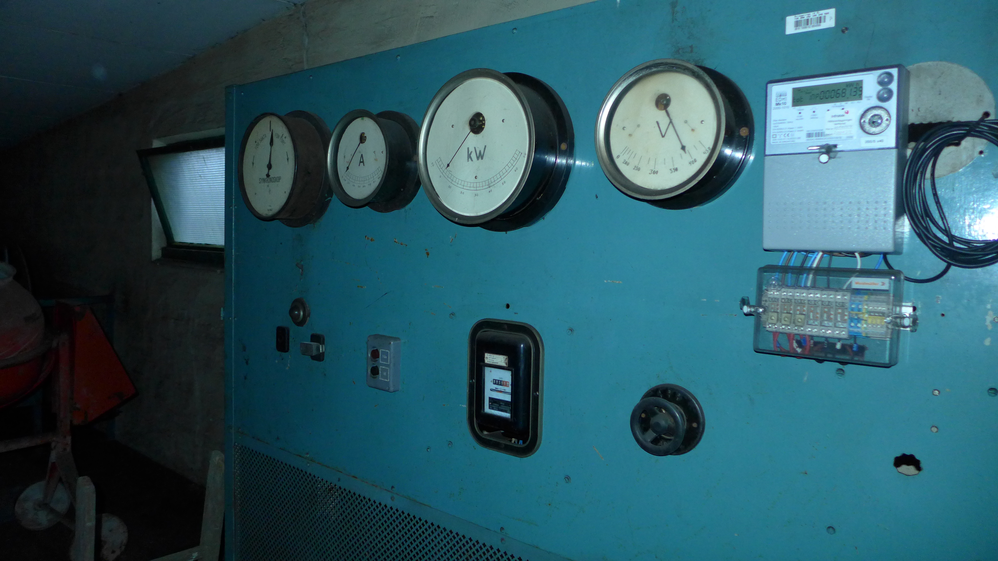 Kontrolltavlan med mätare är bevarade i kraftverket. 