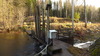 På dammen finns två spettluckor till tubintaget samt fyra utskovsluckor/spettluckor. Alla är av trä och regleras manuellt från dammkrönet. 