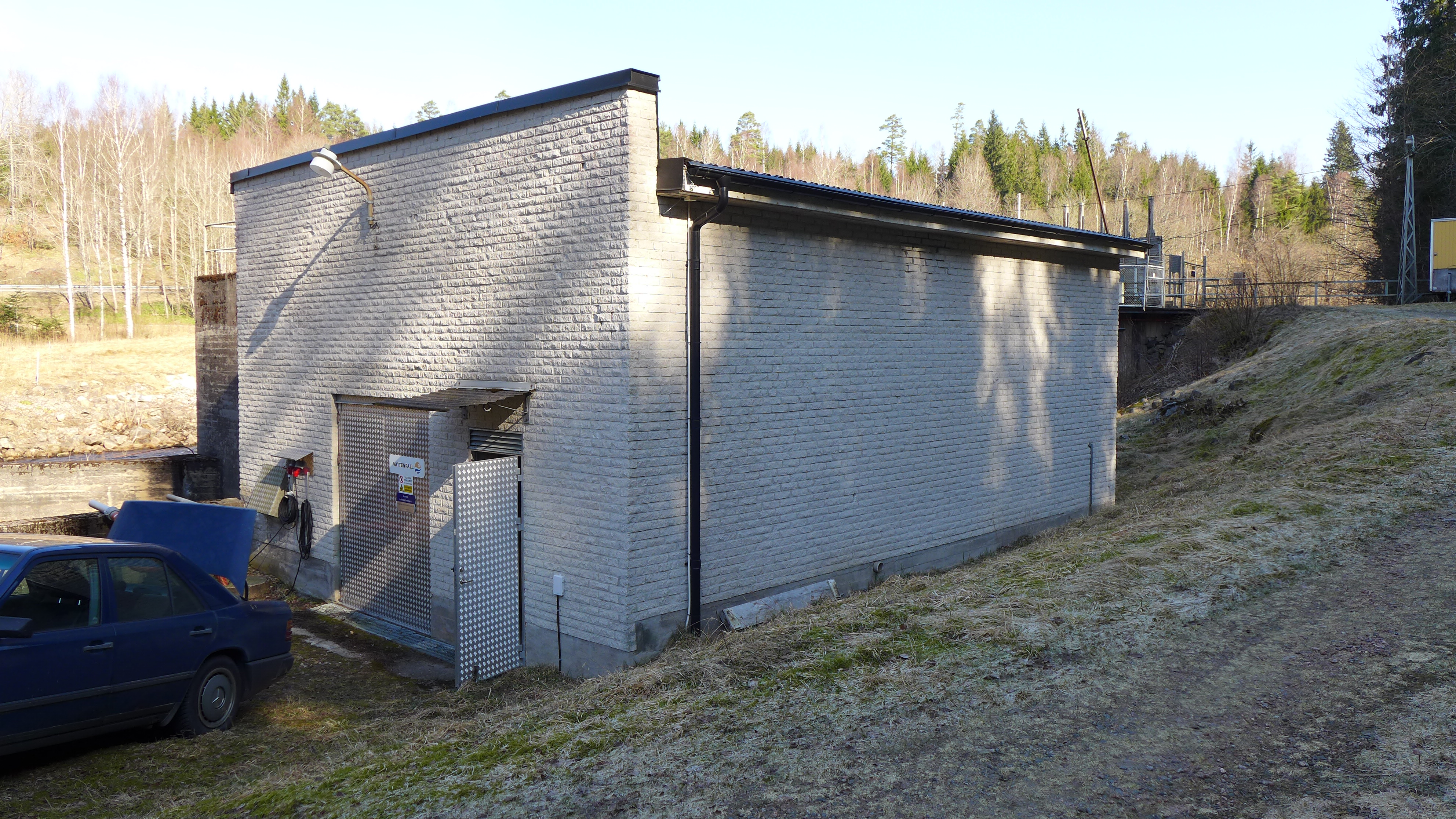 Åstafors kraftverk ligger utmed ån Assman knappt 7 km sydost om Svenljunga samhälle. Fasaden är täckt av rundhuggen mexisten och dörrarna består av aluminiumdurkplåt. 