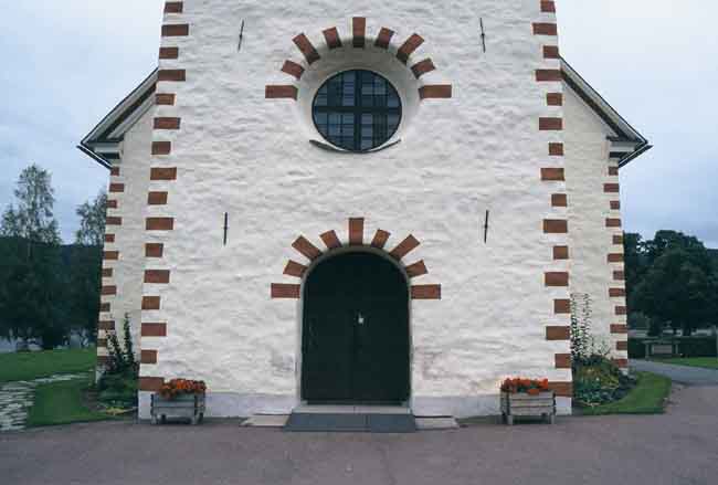 Entrén till Gräsmarks kyrka.