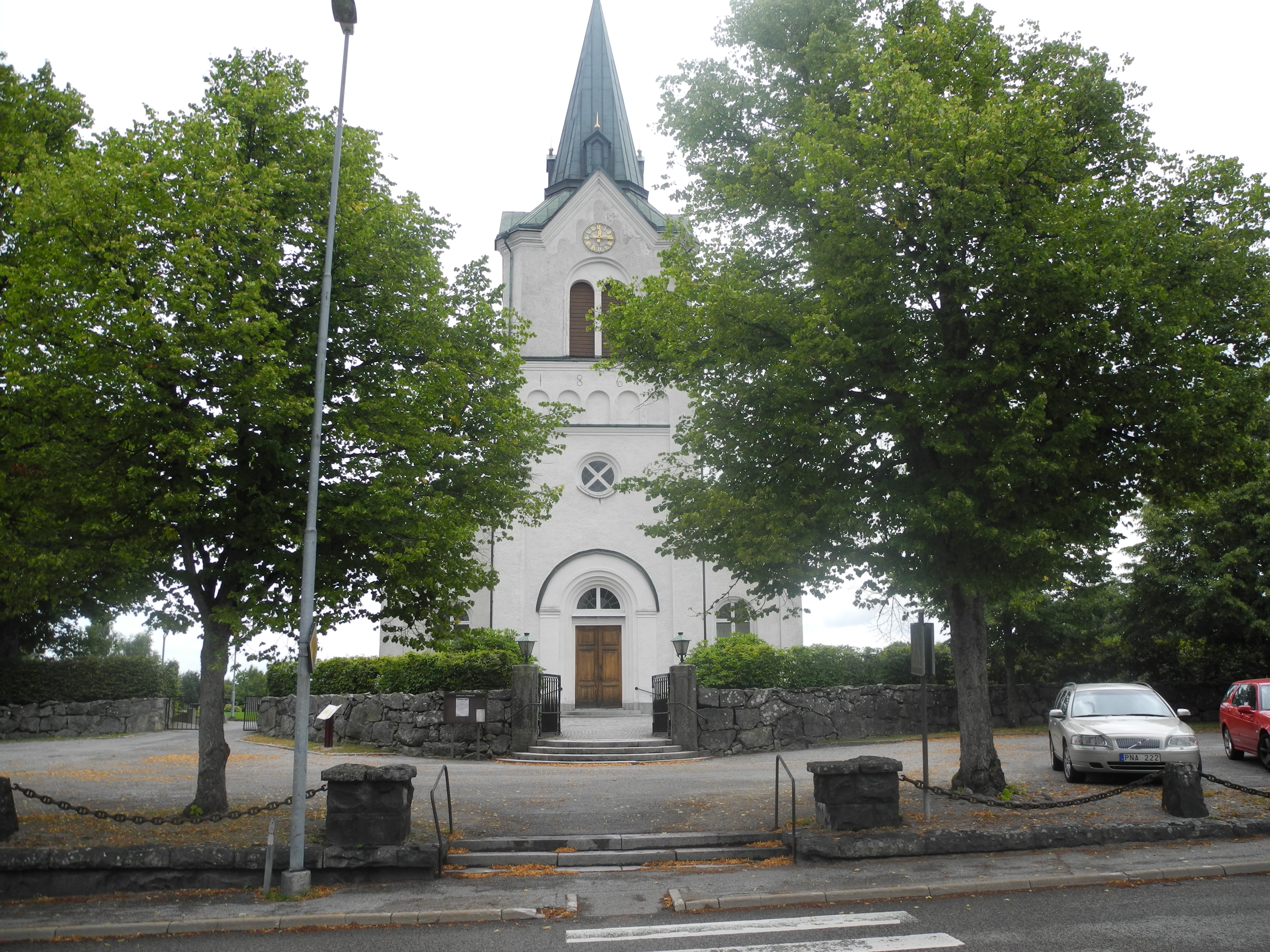 Kyrkhults kyrka från väster.
