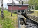 Den överbyggda dammbyggnaden, utloppskanal och fisktrappa vid Nedsjö os.