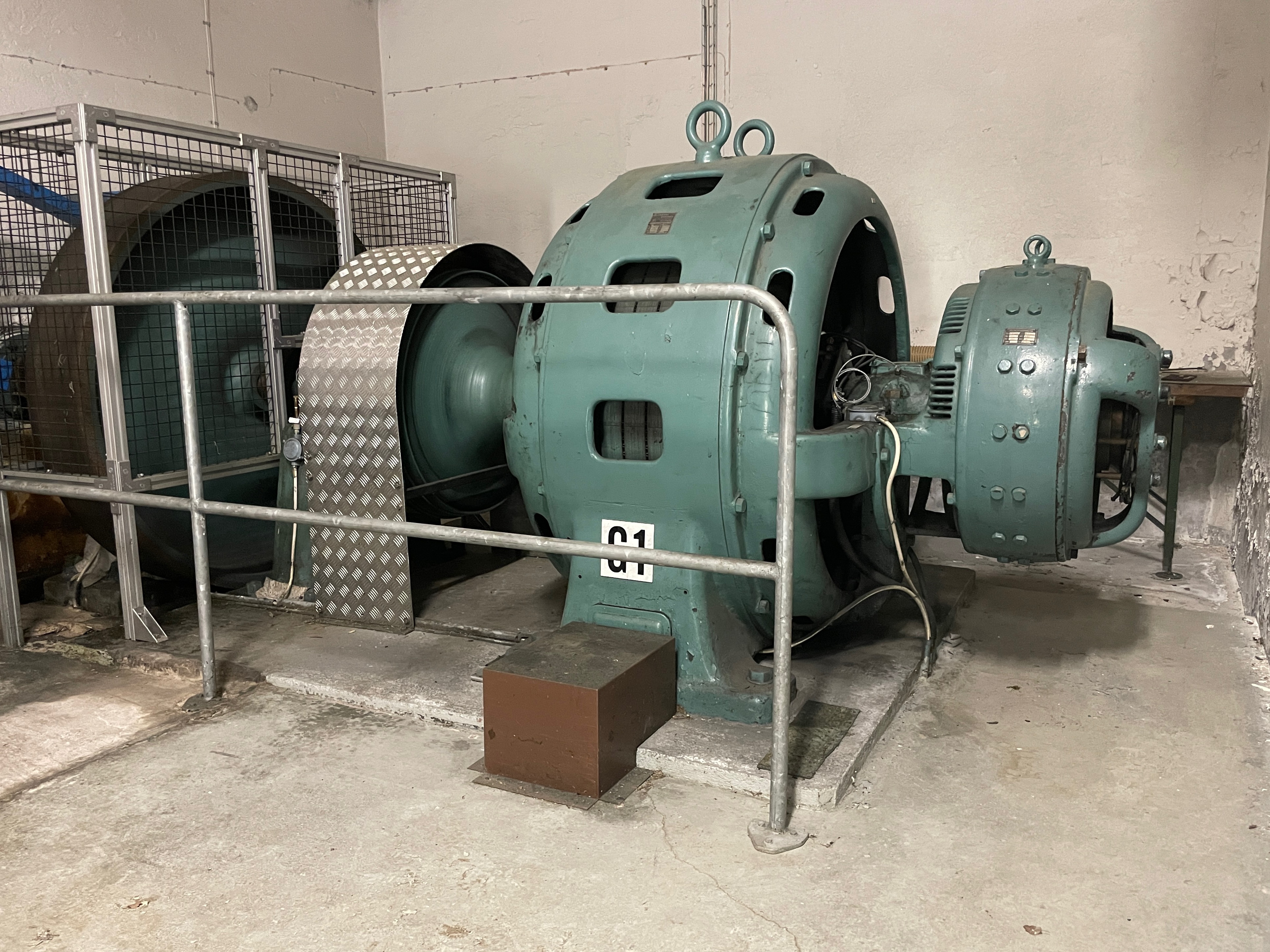 Generator med tillhörande matarmaskin i den äldre delen av kraftstationen.