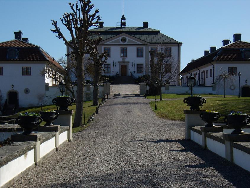 Mauritzbergs slott, Norrköpings kn. Norra flygeln, husnr 4, till höger. Vy från väster