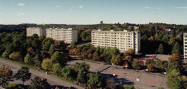 Stockholm, Bredäng, Järnbärarorden 1-3. Vy över området från öster. Till höger skymtar gaveln på områdets nordligaste hus.

