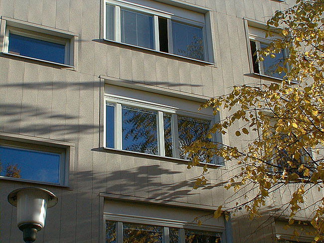 Stockholm, Bredäng, Järnbärarorden 2, Järnbärarvägen 20-26, Västfasad. Tilläggsisolerad fasad. Notera hur fönstrens överdelar blivit inklädda med plåt.


